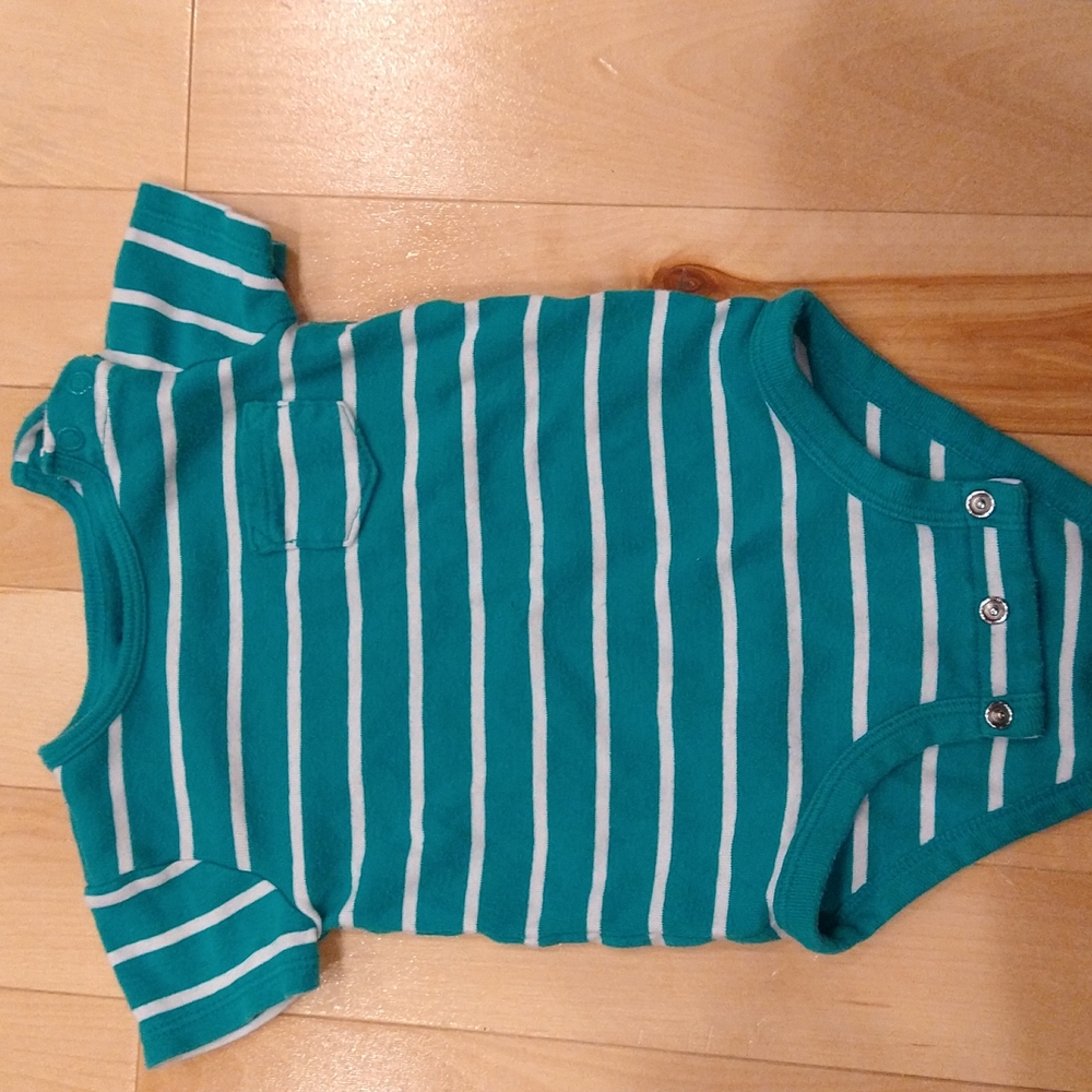 4/20$ 6m green and white striped Carter's onesie with pocket